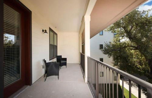 Cozy 2BR w Pool Gym Near Rvrwalk Dome Conv Ctr - Foto 10