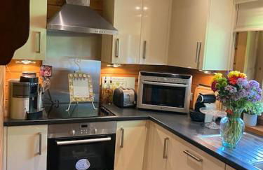 3 Bedroom Lodge Hotub pool in Horsley Surrey UK - Photo 9