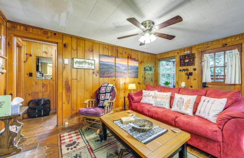 Pet-Friendly Creekside Cabin with Pool Access! - Foto 6