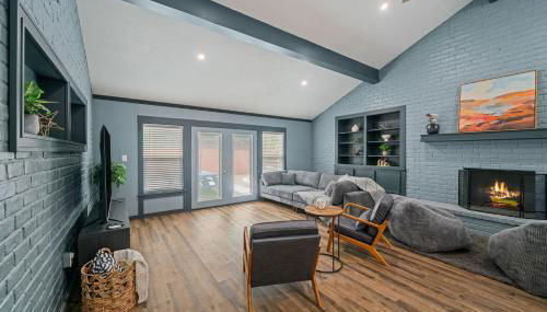 Amazing 4BR 2BA Winter Home with Pool & Game-Movie Room - Photo 2