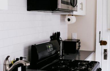 Chicago Chic, Cozy 1BR with Stylish Workspace - Photo 5