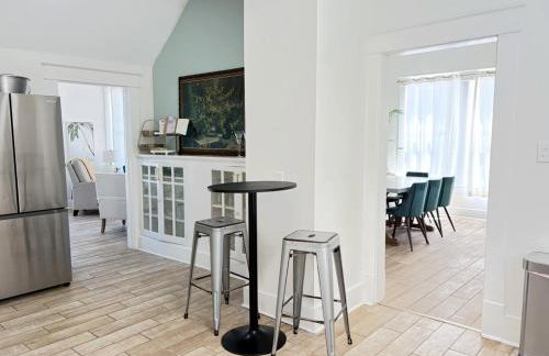 4BR Boutique Coastal Home, Walk to Beach and The Strand, Sleeps 10 - Foto 57