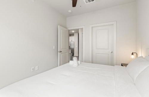 Poolside Luxury 1BR w Private Patio - Photo 25