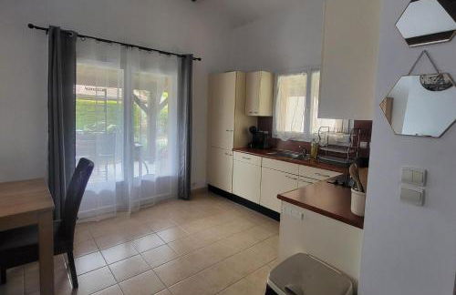 2025 Reno 2-Bed Escape w pool Min to GolfCources - Foto 34