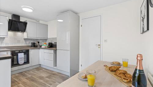 Spacious 3-Bedroom House with Parking Family Friendly - Foto 3