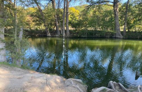 Bandera Bungalow - River, Downtown, Peaceful fenced corner lot! King bed! - Foto 39