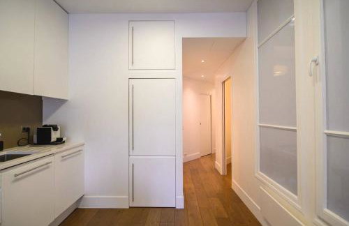 Two Bedroom Luxury Apartment - Balcony with View of Notre Dame - Photo 18