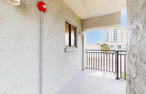 Modern oceanfront condo with outdoor pool, balcony, & washer/dryer - Foto 21