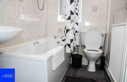 2ndHomeStays- Stoke-on-Trent-A Serene 3 Bed House with a Garden View-Suitable for Contractors-Relocation Families-Group of Friends-Sleeps 6 - 16 mins to J15 M6 and 36 mins to Alton Towers Resort - Foto 9