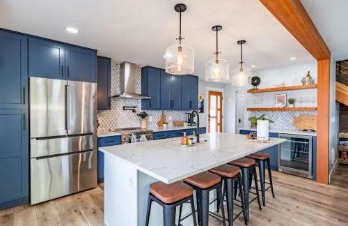 Spacious 3BR Home Sleeps 8 Private Backyard - Foto 21