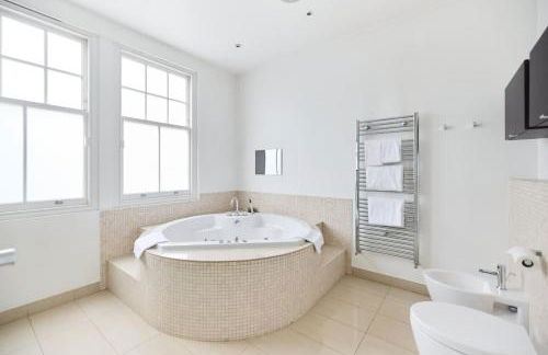 The Clapham Crib - Spacious 4BDR House with Patio - Photo 29