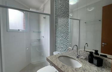 Apartamento na Praia das Toninhas em Ubatuba 350m da praia -2 quartos sendo 1 suite, piscina, varanda gourmet com churrasqueira, ar condicionado, cozinha completa, duas garagens - Foto 35