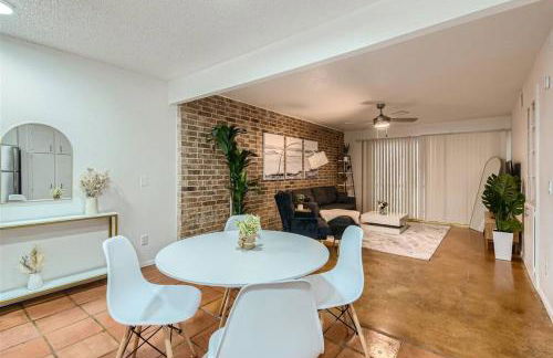 Walkable Dtwn 2B Getaway - Sleeps 5 - Pool, Prkg - Foto 26