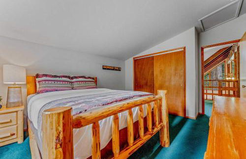 Near Northstar Wooded Retreat with Deck & Loft - Foto 19