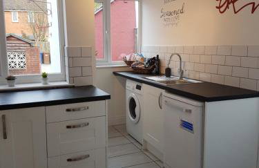 The Wellington - Stylish 3-Bedroom House, Sleeps 8, Ideal for Professionals - Photo 27