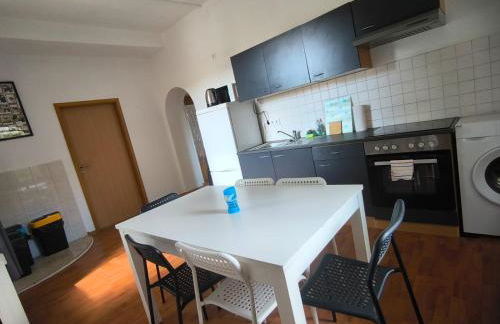 Preiswerte Apartments für Monteure, WLAN, Smart-TV & kostenfreie Parkplätze - Foto 16