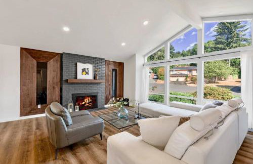 Tastefully Remodeled 4 Bedroom Home with Rainier View - Foto 1