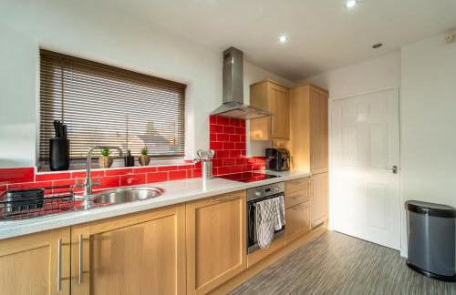 Cosy 3-Bed House With Parking, 5 Mins to QE & Uni - Photo 74