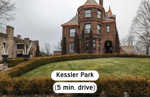 Classy 2BR-Parking, Rooftop,Near Arrowhd & TMobile - Photo 8