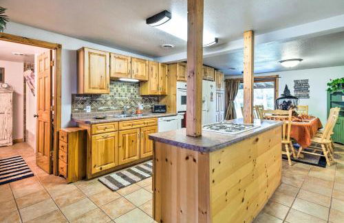 Family Home with Hot Tub - Walk to Johnson Lake! - Foto 6