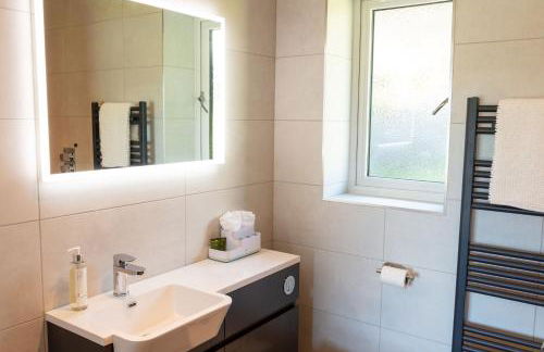 Birches Lodge with Hot Tub - Foto 13