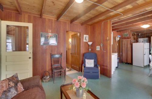 Grandmas Cottage with Sunroom Walk to Beach - Foto 7