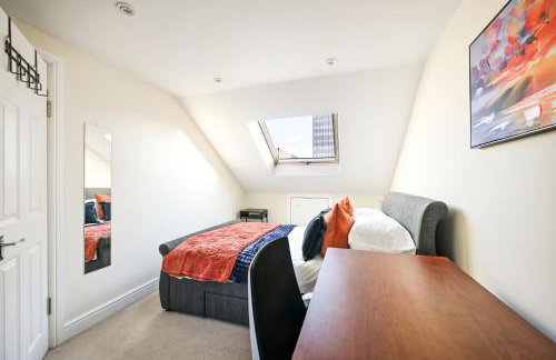Modern 2BR Apartment for Contractors, Balcony & Fast Wi-Fi, W6 - Foto 24