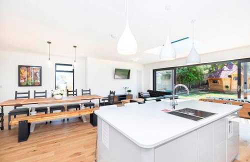 DRIFTWOOD by BOURNECOAST - An Exquisite Chalet Bungalow with a Sauna, BBQ Hut and Garden - HB6339 - Foto 9