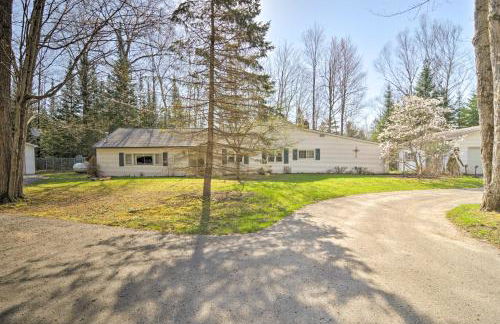 Riverfront Cabin in Alger with Patio and WiFi! - Foto 33