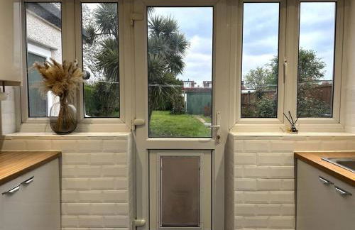 Dallas House - Easy links to LHR and London - Foto 9