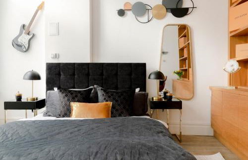 RARE FIND off Oxford St! SOHO 5bed Design House For XXL Groups - Photo 39