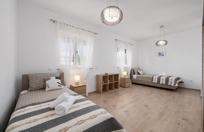 Paula - With Pool - H - Photo 4