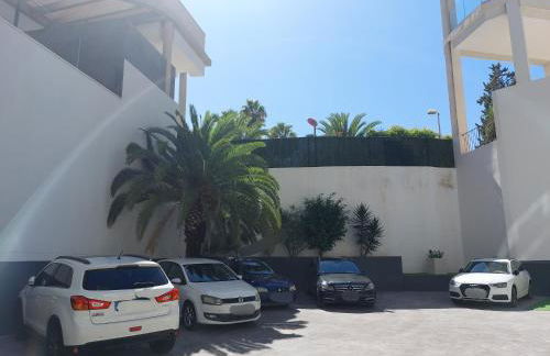 Vistas al mar. Junto a la playa. Garaje y piscina. - Photo 18