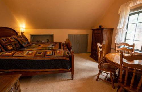 Warm Woodland Getaway with Land - Foto 12