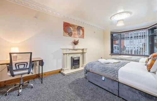 Spacious 4 Bedroom Home Near City Centre Sleeps 11 with Free Parking - Foto 8