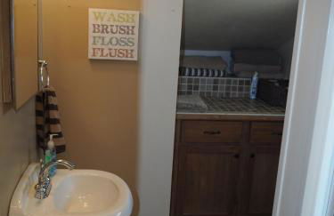 The Cute & Cozy - Upper Apt - Great Location! - Foto 32