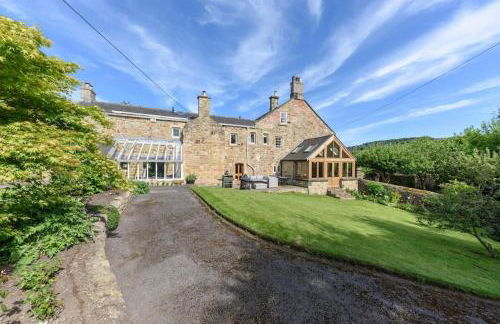 10 Bed Stunning House in village, with Hot Tub - Photo 46