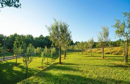 Stylish villa with swimming pool and garden - Foto 31