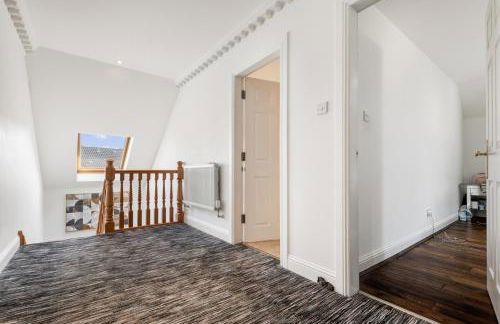 6BR House with Butler, Sauna & Hot Tub in Glasgow - Photo 30