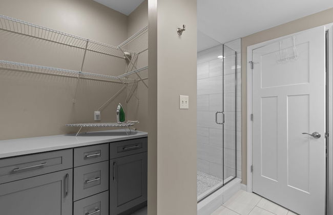 Bright Urban Comfort | JZ Vacation Rentals - Photo 36