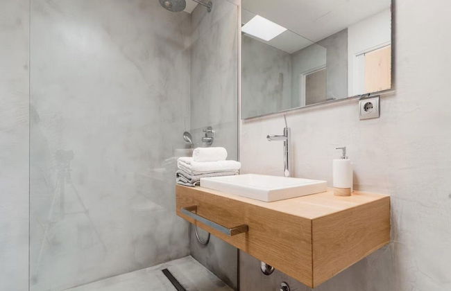 Modern Villa With Minimalistic Decor - Photo 25