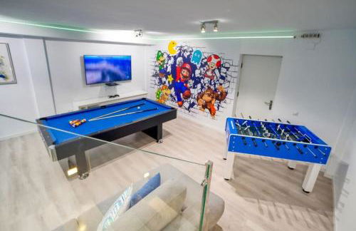 Marbella Luxury Home with Games Room & Sea Views - Photo 1