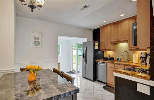 3 min. walk to Wilton Drive, pool and huge yard - Photo 28