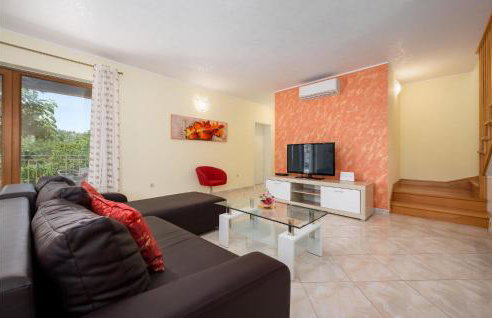 Three-Bedroom Holiday Home In Tinjan - Photo 2