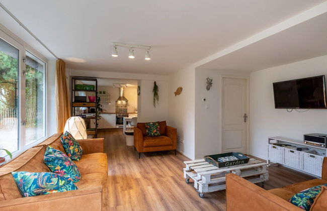 Beautiful Bungalow With Garden - Photo 9