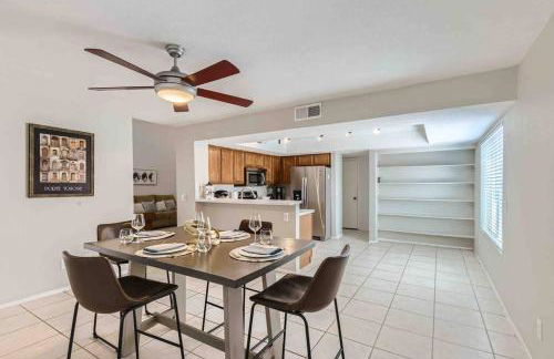 Modern Spacious 3 BR Home Pool and Game - Foto 8