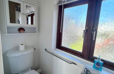 Your Lake side Retreat Sleeps 10-12 Nr Park & Sea - Photo 18