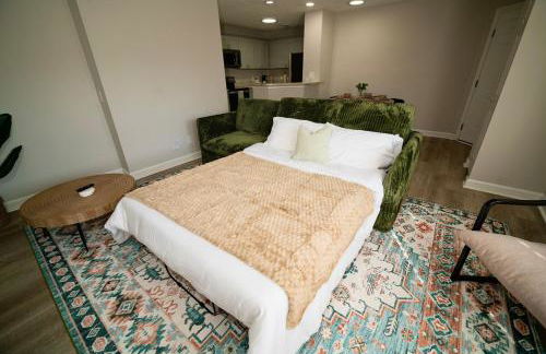 Uptown LUXE Retreat with Parking & Walk to City Center - Foto 10