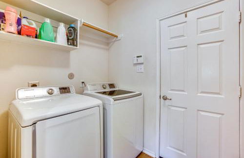 Fish and Hike Pet-Friendly Humble Home with Yard - Foto 23