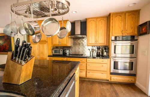 Serene Vineyard Chateau with Pool, Hot Tub, BBQ - Foto 9